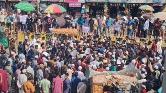 বড়লেখায় গৃহবধূর মৃত্যু: বিচারের দাবিতে মানববন্ধন পুলিশ বলছে আত্মহত্যা