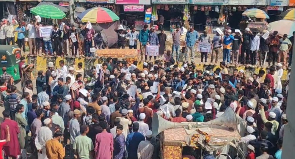 বড়লেখায় গৃহবধূর মৃত্যু: বিচারের দাবিতে মানববন্ধন পুলিশ বলছে আত্মহত্যা