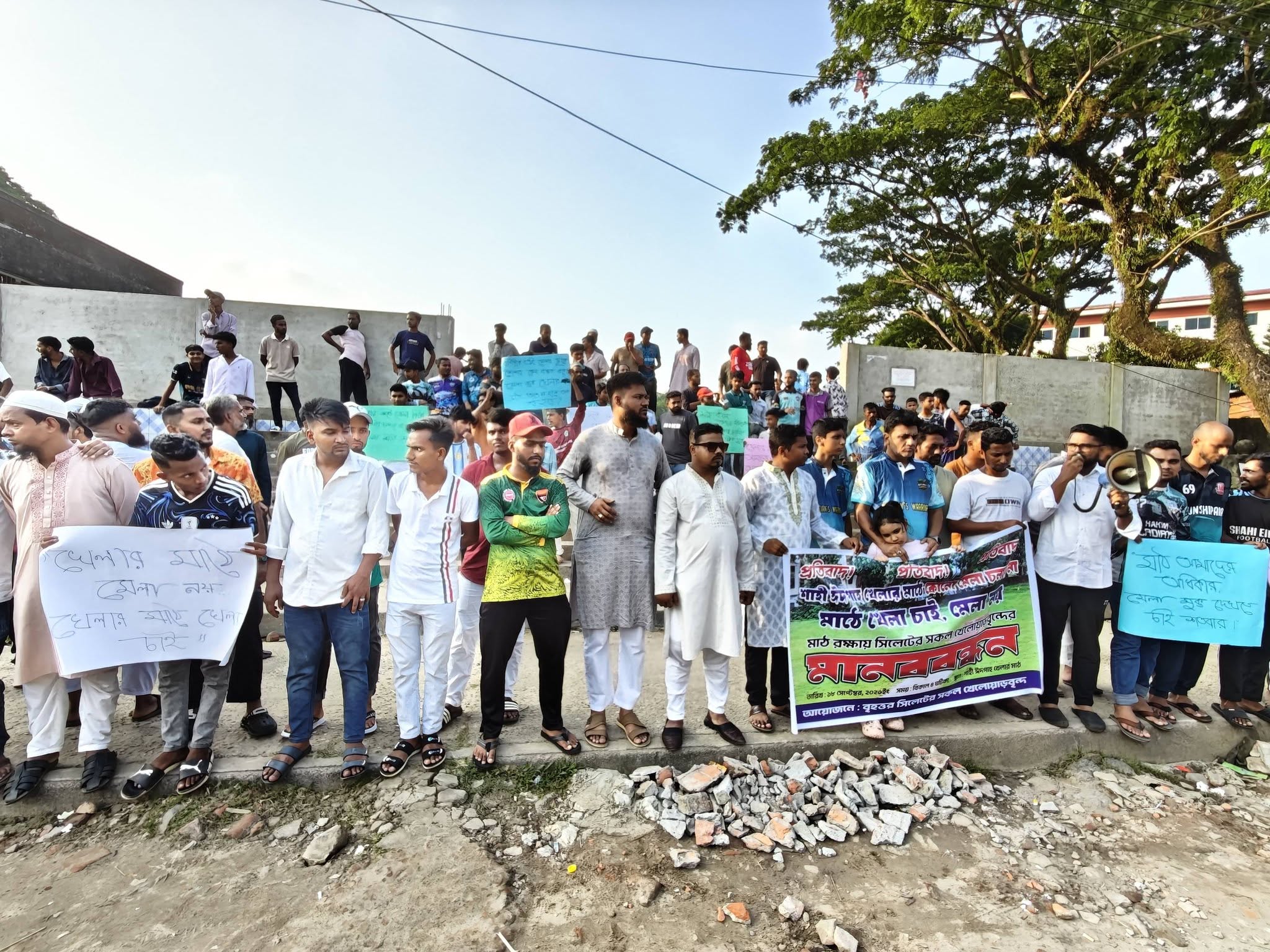 সিলেটে বাণিজ্য মেলা বন্ধের দাবি ব্যবসায়ীদের ‘খেলার মাঠে মেলা নয়’—শাহী ঈদগাহ মাঠে মানববন্ধন