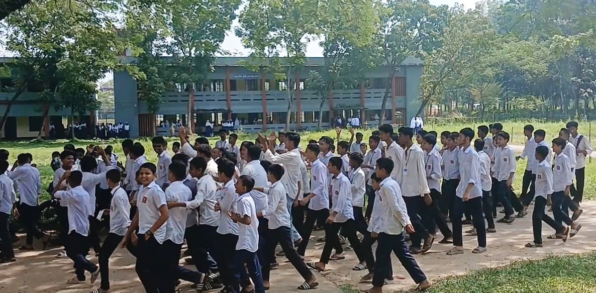 উজ্জ্বল কুমার কে প্রত্যাহারের দাবিতে শিক্ষার্থীদের স্লোগানে উত্তপ্ত সরকারি এমসি একাডেমি