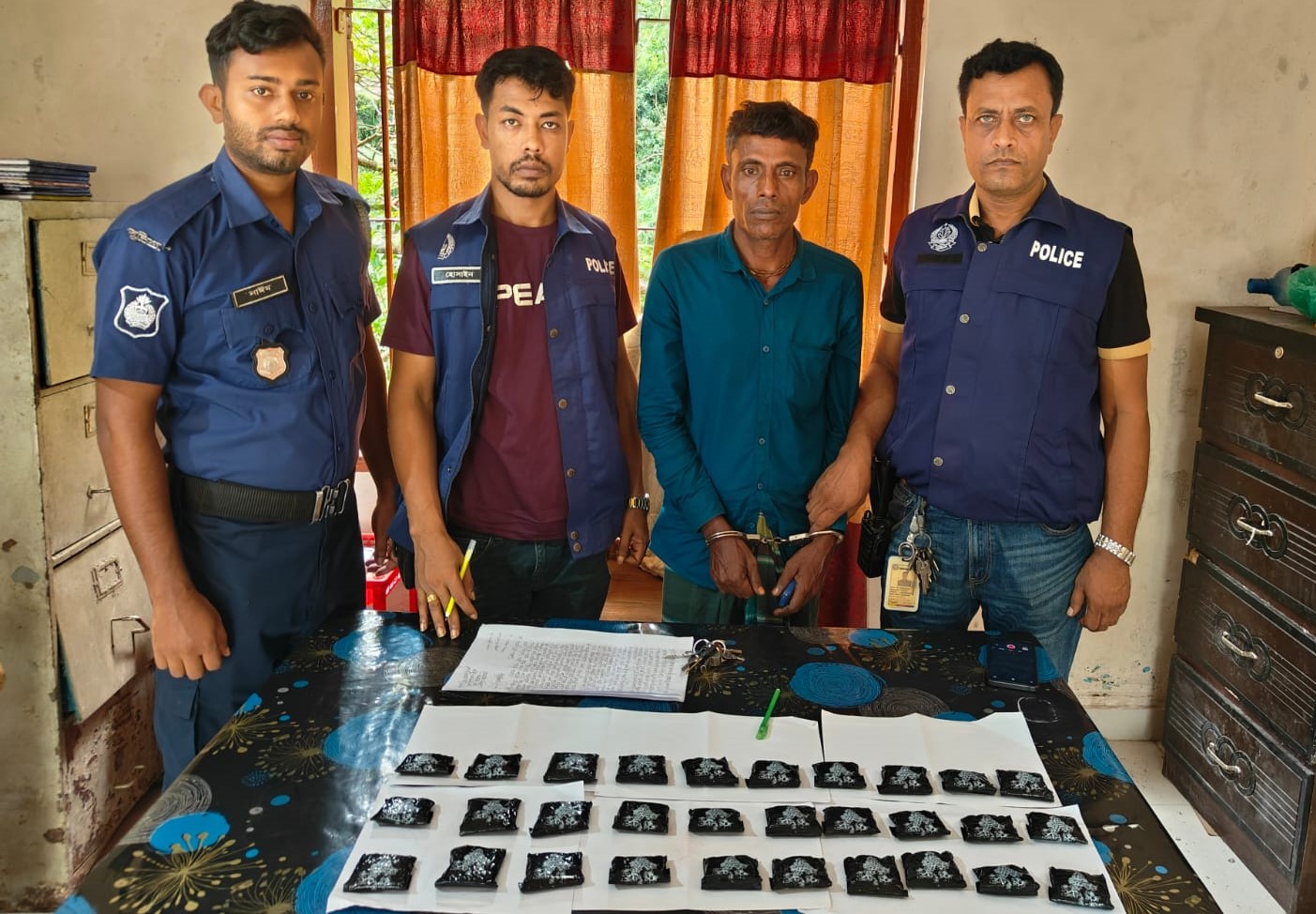 বিয়ানীবাজারে যাত্রীবাহী বাসে তল্লাশি, ৬ হাজার ইয়াবাসহ আটক ১
