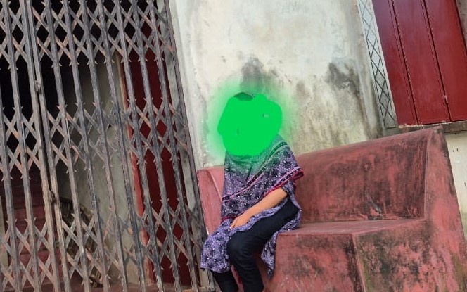 প্রেমিকের বাড়িতে ৪ দিন ধরে স্কুলছাত্রীর অনশন, সমাধানের চেষ্টা ব্যর্থ, এলাকায় চাঞ্চল্য