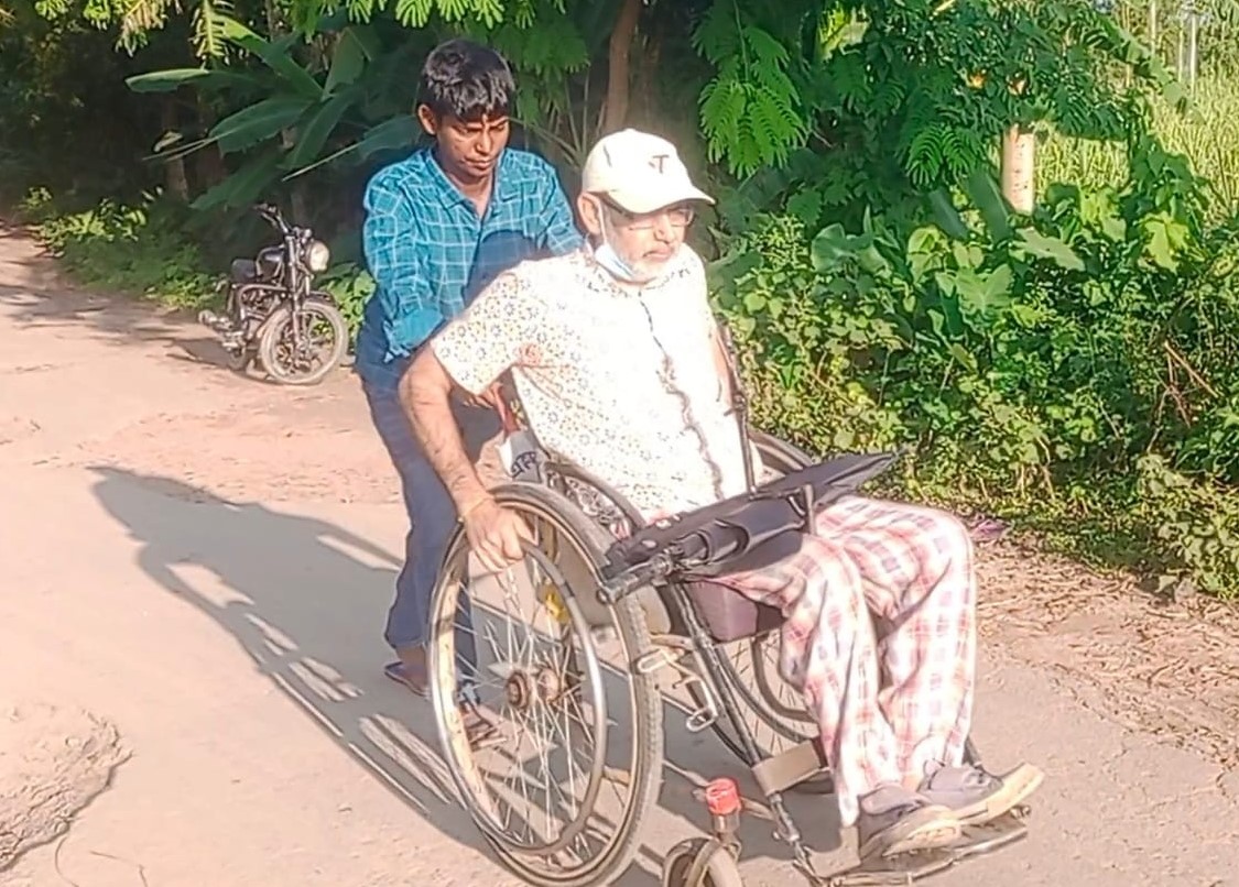 চুনারুঘাটে হুইলচেয়ারেই কাটে শিক্ষকের জীবন: বর্ষায় কাদা-পানি আর ভাঙা ব্রিজ পেরিয়ে বিদ্যালয়ে যাওয়ার বুকভাঙা সংগ্রাম
