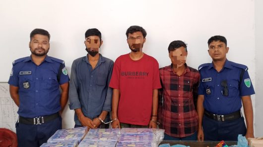 কানাইঘাটে চোরাচালানবিরোধী অভিযানে তিনজন গ্রেপ্তার ভারতীয় বিভিন্ন পণ্য ও রেজিস্ট্রেশনবিহীন সিএনজি জব্দ