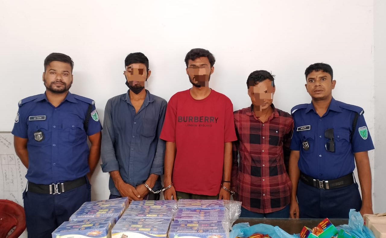 কানাইঘাটে চোরাচালানবিরোধী অভিযানে তিনজন গ্রেপ্তার ভারতীয় বিভিন্ন পণ্য ও রেজিস্ট্রেশনবিহীন সিএনজি জব্দ