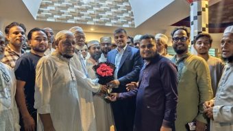 বড়লেখার বড়াইল গ্রামে এডভোকেট শিশির মনিরকে ফুল দিয়ে বরণ