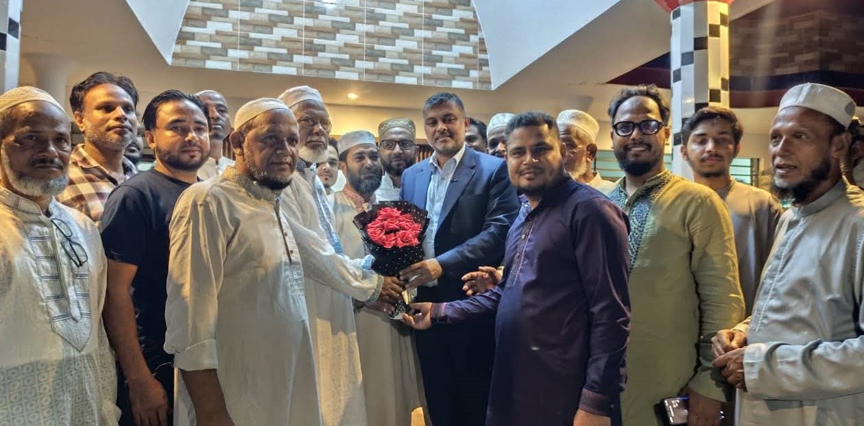 বড়লেখার বড়াইল গ্রামে এডভোকেট শিশির মনিরকে ফুল দিয়ে বরণ