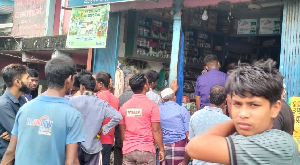 বড়লেখায় সারের বস্তায় ইটের গুঁড়া, দোকানে অভিযান: ৮ পণ্য জব্দ, ৫ হাজার টাকা জরিমানা