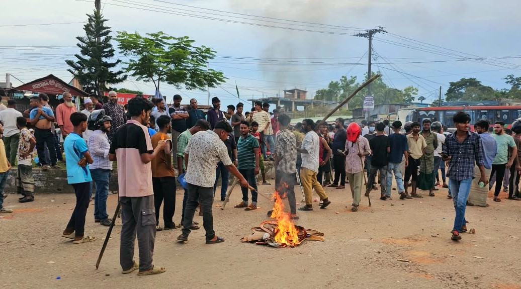গণমাধ্যম কর্মীদের হেনাস্থায় উদ্বেগ ছাতকে নবীনবরণ নিয়ে ছাত্রদল-ছাত্রশিবিরের সংঘর্ষ