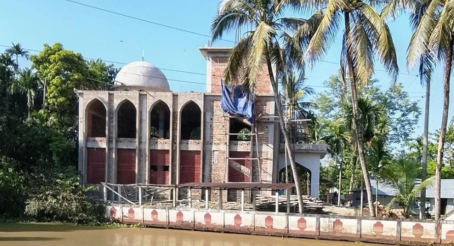 বড়লেখায় দৃষ্টিনন্দন রূপে গড়ে উঠছে তেরাকুড়ী কেন্দ্রীয় জামে মসজিদ