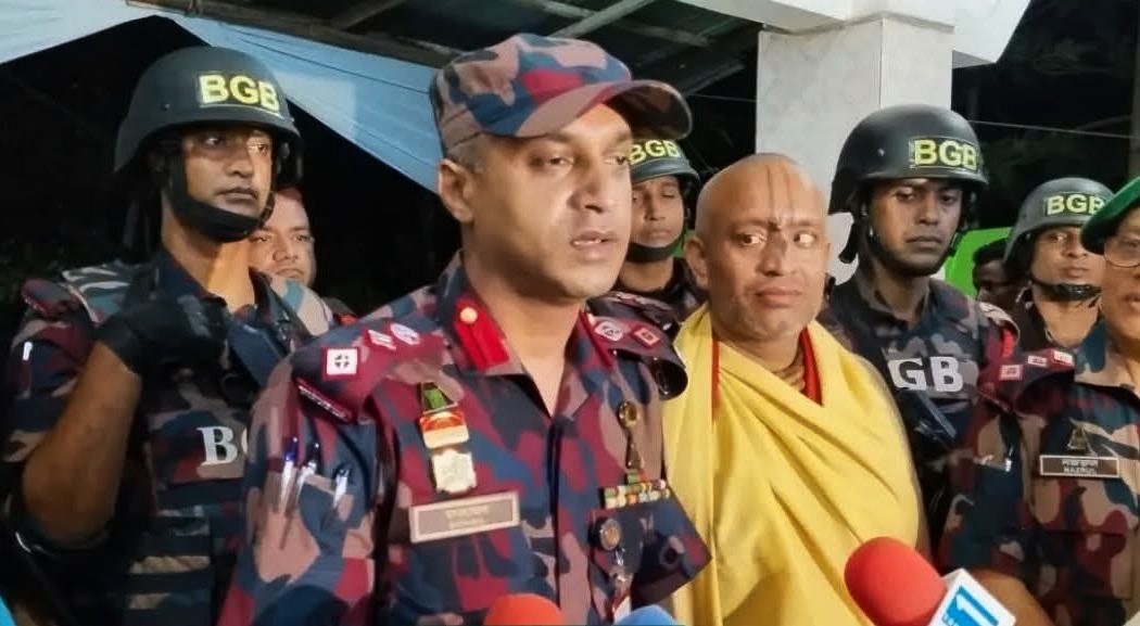 জকিগঞ্জে পূজামণ্ডপের নিরাপত্তায় ৮ প্লাটুন বিজিবি তেলিকান্দিতে মণ্ডপ পরিদর্শন করলেন ১৯ বিজিবি অধিনায়ক লে.কর্নেল সুহেল আলম