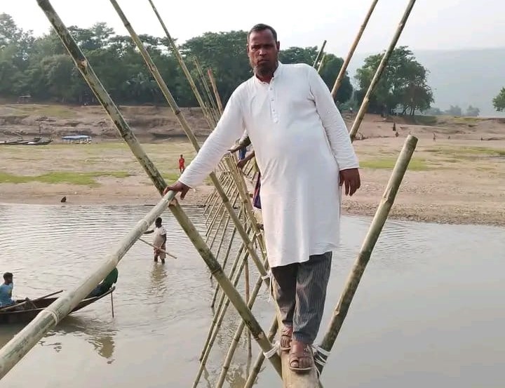 জনসেবায় অনন্য দৃষ্টান্ত, প্রতি বছর নিজ অর্থায়নে সাঁকো নির্মাণ করেন ইউপি সদস্য শাহাবুদ্দিন শাবই