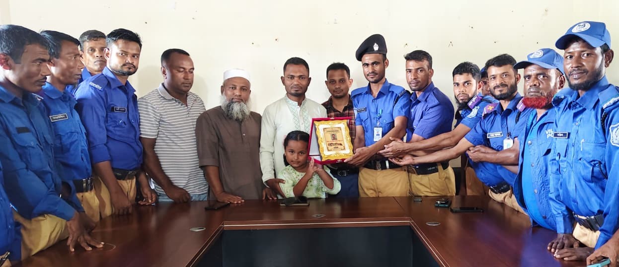 গোয়াইনঘাট প্রেসক্লাব সম্পাদক কে.এম লিমনকে গ্রাম পুলিশ বাহিনীর সংবর্ধনা