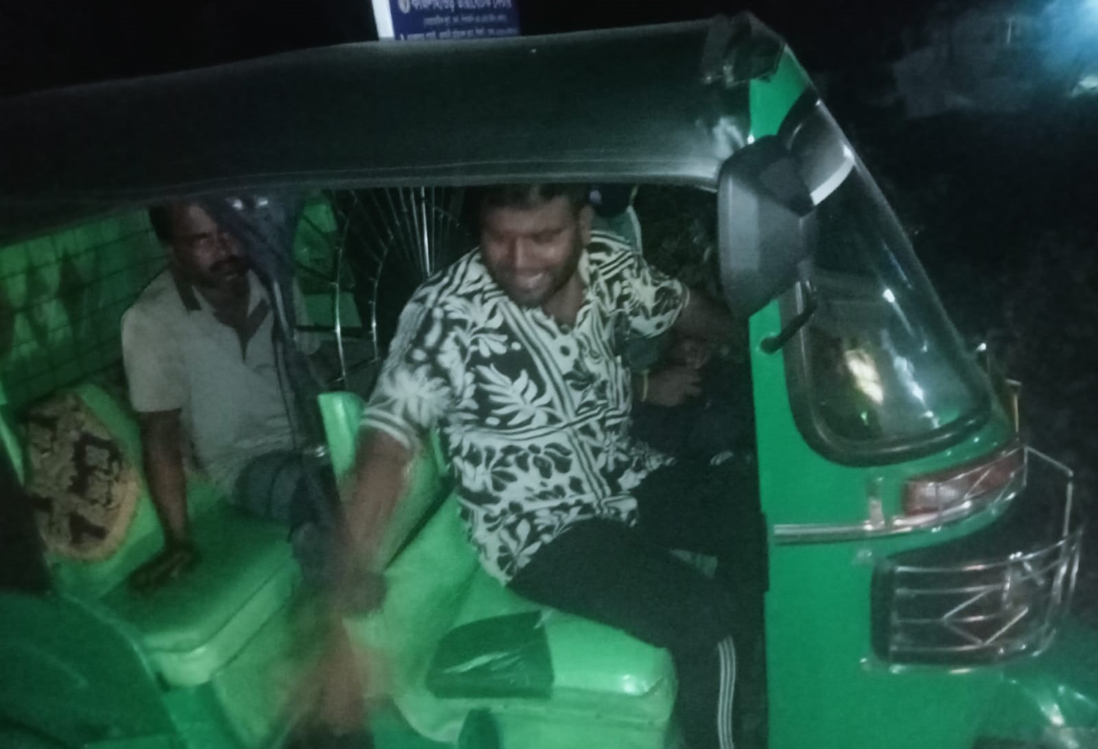 পীরের বাজারে ট্রাফিক পুলিশের অভিযান, রেকারে ১২টির বেশি সিএনজি  মাসিক টোকেন বাণিজ্যের অভিযোগ চালকদের, যাত্রী হয়রানি বন্ধে কার্যকর সমাধানের দাবি