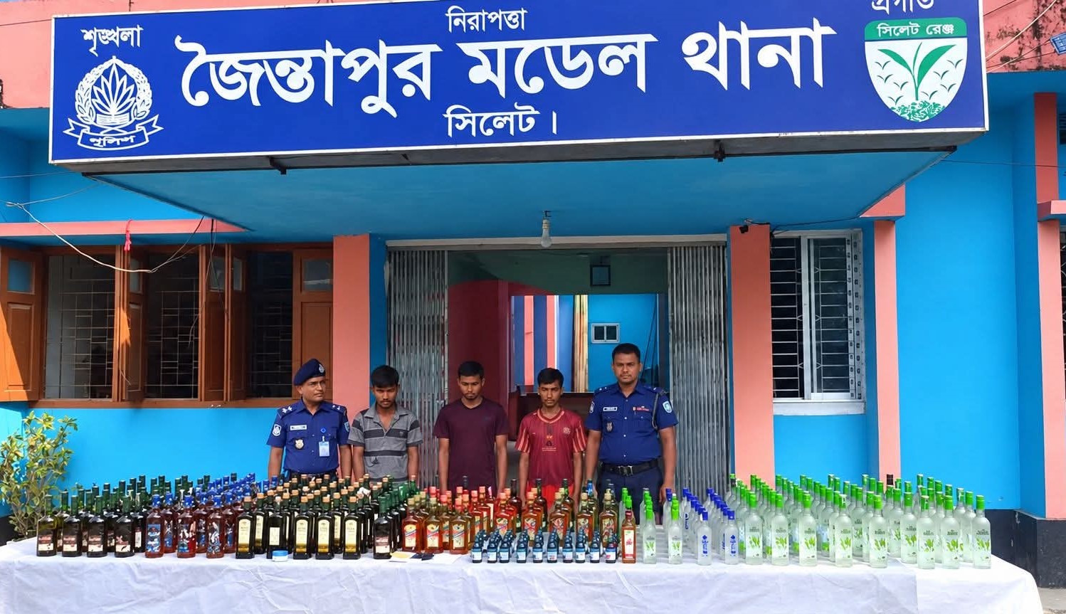 জৈন্তাপুরে ট্রাক থেকে বিপুল পরিমাণ ব্রান্ডের ভারতীয় মাদকদ্রব্য জব্দ, আটক ৩