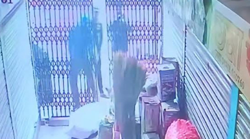 জুয়েলারি দোকানে চু*রি: ২০ লাখ টাকার মালামাল লুট