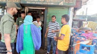 সরকার নির্ধারিত মূল্যে গ্যাস সিলিন্ডার বিক্রি করতে মাঠে নেমেছে কানাইঘাট উপজেলা প্রশাসন