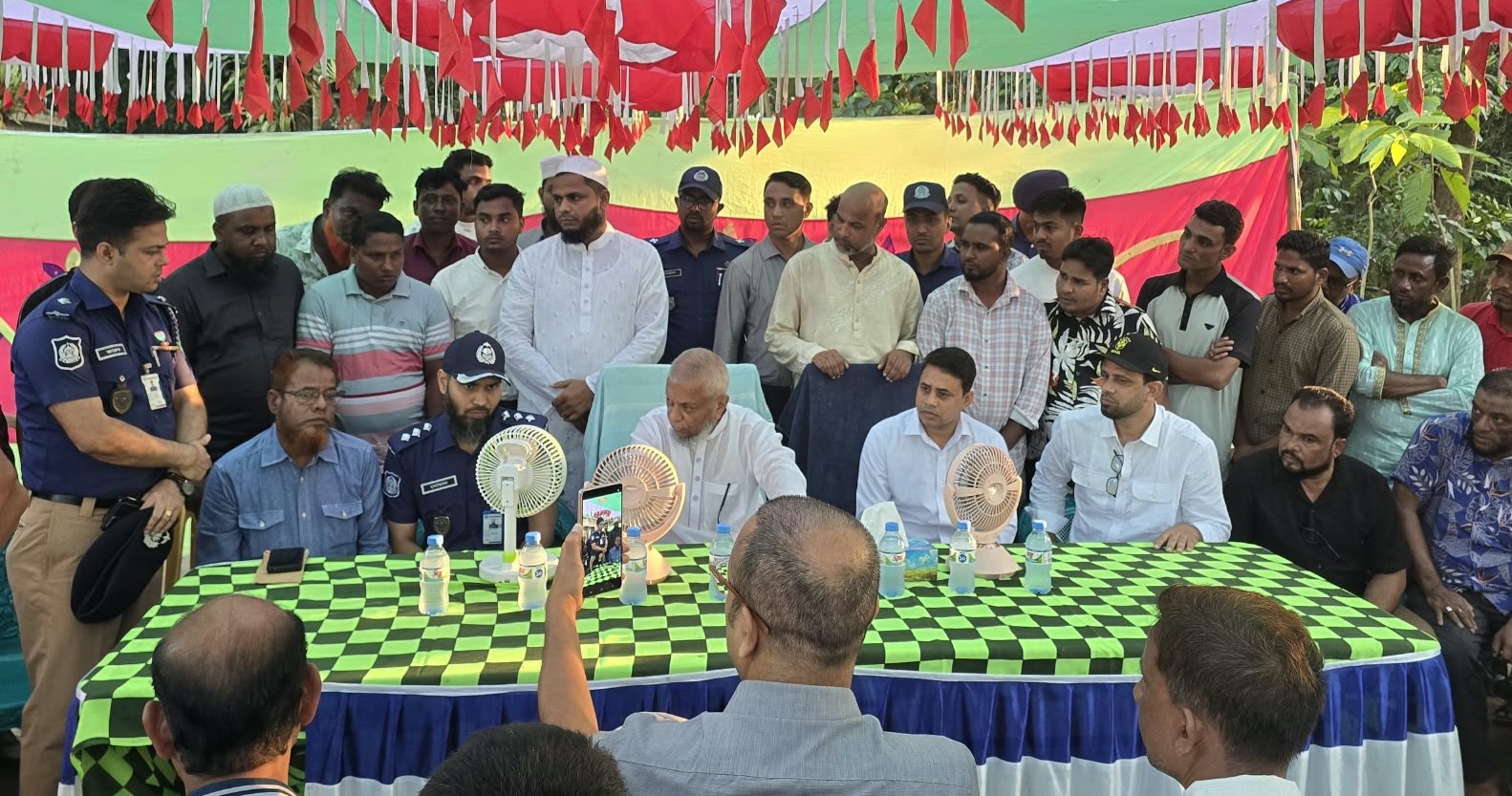 গোয়াইনঘাটে নিহত যুবদল নেতা বদরুলের বাড়িতে মন্ত্রী আরিফুল হক চৌধুরী!  আসামিদের দ্রুত গ্রেপ্তার ও অভিযোগপত্রে কোনো ফাঁকফোকর না রাখার নির্দেশ