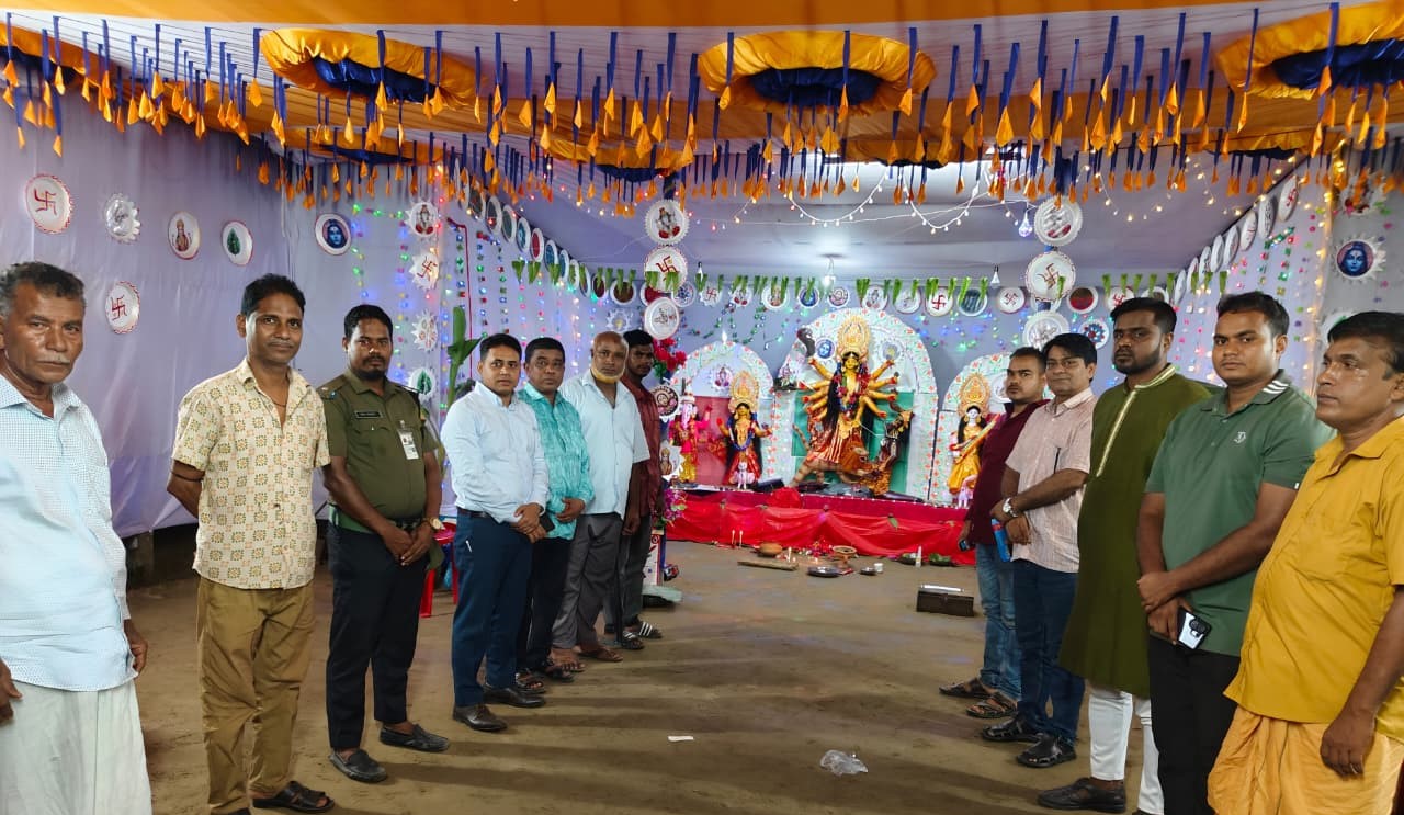 গোয়াইনঘাটে দুর্গাপূজার নিরাপত্তা পর্যবেক্ষণে ইউএনও, লুনী সুব্রত শর্মার বাড়ির মন্দির পরিদর্শন!