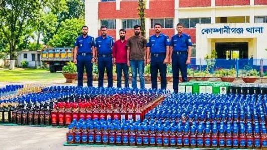 কোম্পানীগঞ্জে বালুর নিচে ৬২ লাখ টাকার বিদেশি মদ, আটক ২!