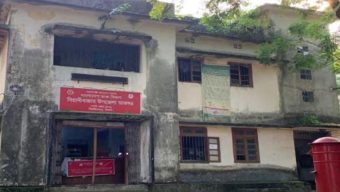 ৭৬ বছরের ভবন, সংস্কারের উদ্যোগ নেই—ঝুঁকিতে ডাকসেবা