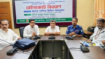 বড়লেখায় স্থায়ী নারী চা-শ্রমিকদের মাঝে রেইনকোট বিতরণ