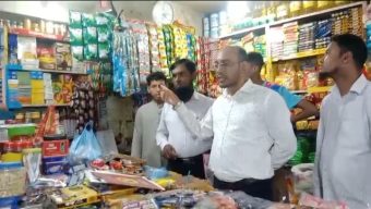 লালদিঘীর পাড়ে ভ্রাম্যমাণ আদালতের অভিযান, আকাশ স্টোরকে ২০ হাজার টাকা জরিমানা