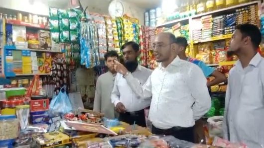 লালদিঘীর পাড়ে ভ্রাম্যমাণ আদালতের অভিযান, আকাশ স্টোরকে ২০ হাজার টাকা জরিমানা
