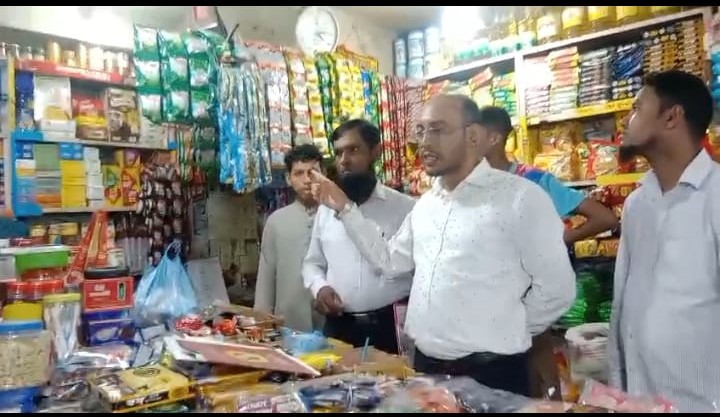 লালদিঘীর পাড়ে ভ্রাম্যমাণ আদালতের অভিযান, আকাশ স্টোরকে ২০ হাজার টাকা জরিমানা