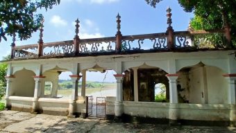 পাঁচ শতাব্দীর ঐতিহ্য আজ পানির নিচে! সুরমায় অর্ধেক ডুবে আছে রুস্তমপুর জামে মসজিদ