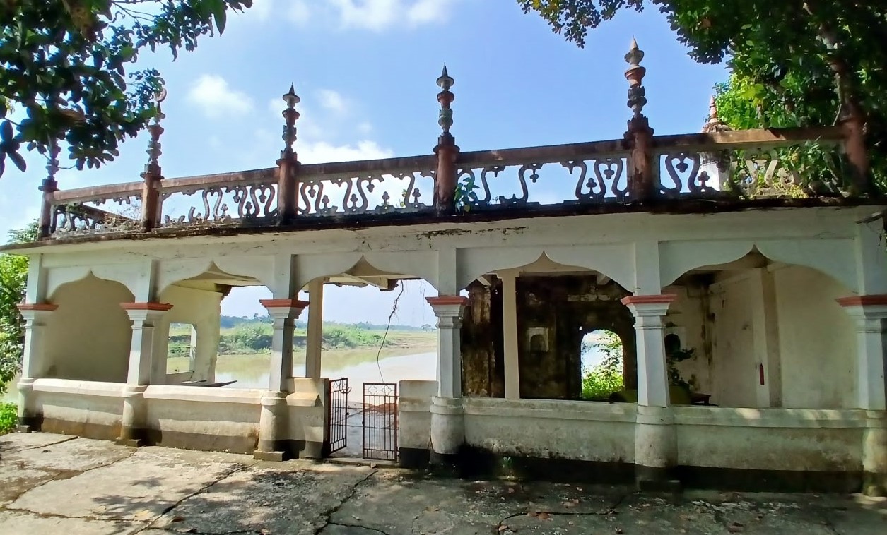 পাঁচ শতাব্দীর ঐতিহ্য আজ পানির নিচে! সুরমায় অর্ধেক ডুবে আছে রুস্তমপুর জামে মসজিদ