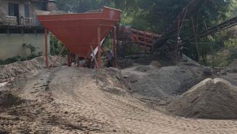 জৈন্তাপুরের ফেরিঘাটে ক্রাশার মেশিনের দাপট, খাসজমি ও পরিবেশ নিয়ে নানা অভিযোগ
