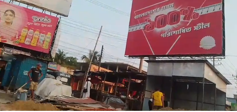 হুমায়ুন রশীদ চত্বরে সড়ক দখল করে মাসে লাখ টাকার কারবার, সওজ বলছে অবৈধ