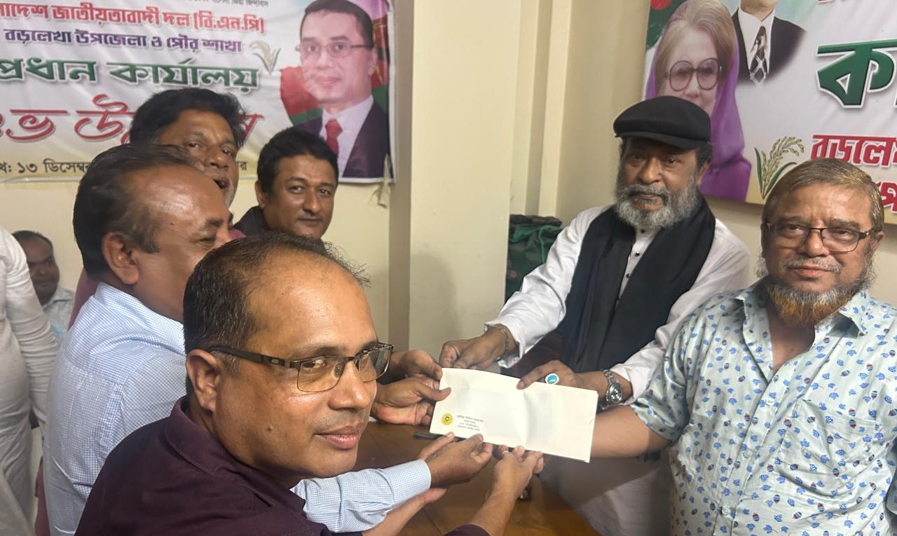 দুর্গাপূজায় বড়লেখার ১৩৬ মণ্ডপে এমপি মিঠুর অনুদান