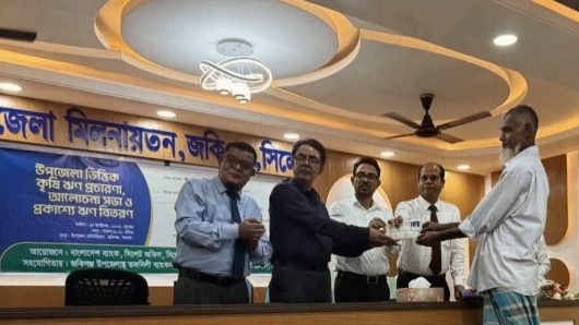 জকিগঞ্জে ৫১ কৃষকের মাঝে ৫৩ লাখ ১০ হাজার টাকার কৃষিঋণ বিতরণ কৃষি উৎপাদন বাড়াতে পতিত জমি চাষের আওতায় আনার আহ্বান ইউএনওর