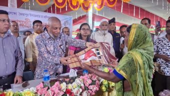 জৈন্তাপুরে মন্ত্রী আরিফুল হকের ১,৭০০ শাড়ি বিতরণ, ২১ পূজামণ্ডপে চাল: ‘চা শ্রমিকদের জীবনমান উন্নয়নে সরকার কাজ করবে’: মন্ত্রী আরিফুল হক চৌধুরী