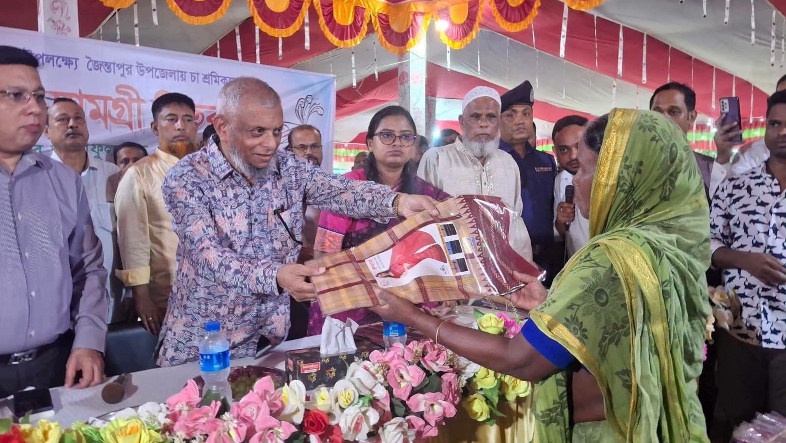 জৈন্তাপুরে মন্ত্রী আরিফুল হকের ১,৭০০ শাড়ি বিতরণ, ২১ পূজামণ্ডপে চাল: ‘চা শ্রমিকদের জীবনমান উন্নয়নে সরকার কাজ করবে’: মন্ত্রী আরিফুল হক চৌধুরী