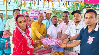 পাহাড়পুরে শারদীয় দুর্গাপূজা উপলক্ষে প্রধানমন্ত্রীর উপহার বিতরণ