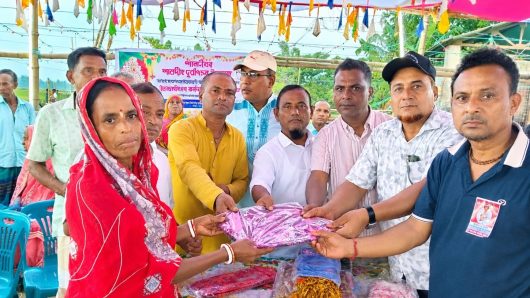 পাহাড়পুরে শারদীয় দুর্গাপূজা উপলক্ষে প্রধানমন্ত্রীর উপহার বিতরণ
