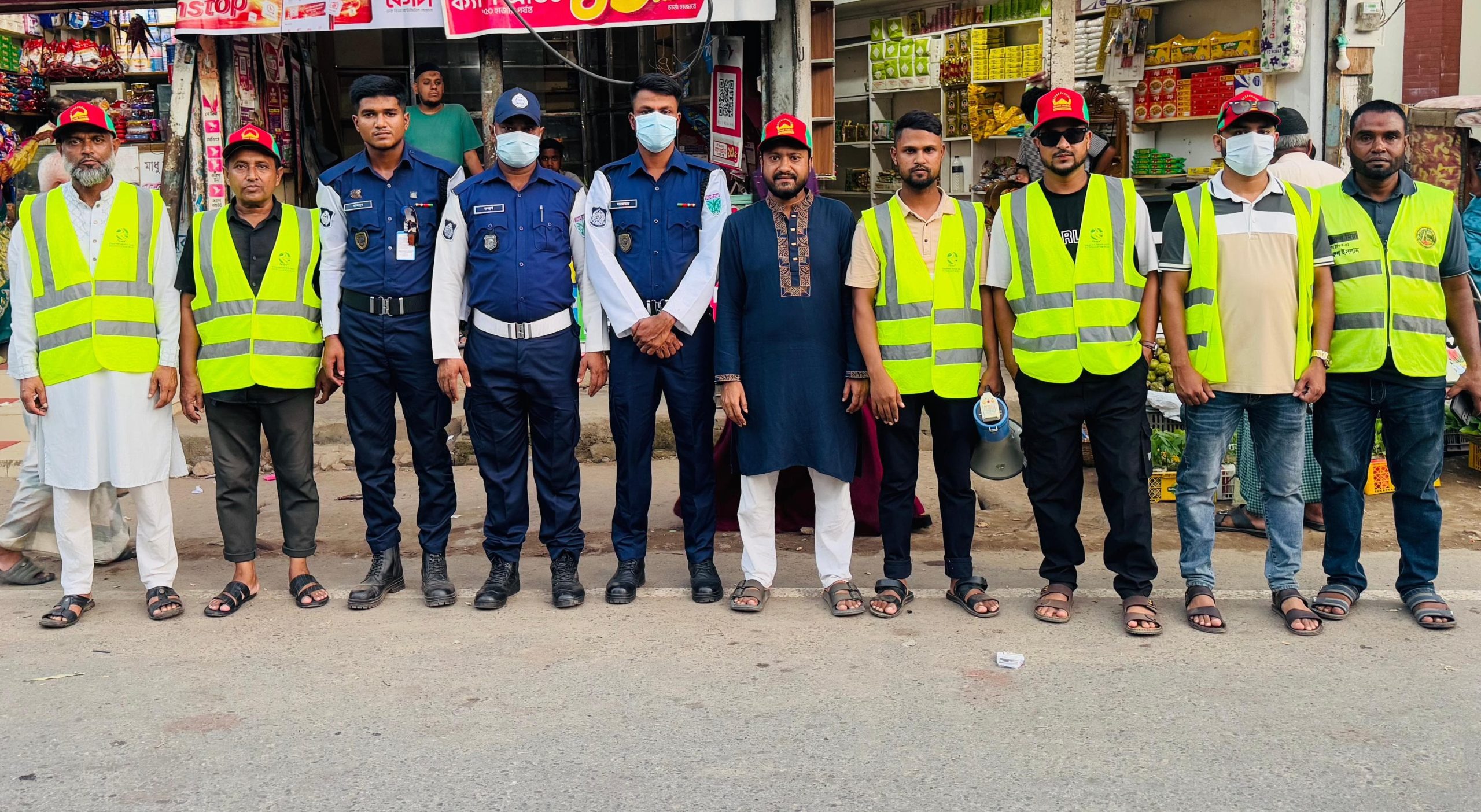 বড়লেখায় দুর্গোৎসবে জনদুর্ভোগ নিরসনে টানা ছয়দিন সড়কে নিসচা ও প্রশাসন