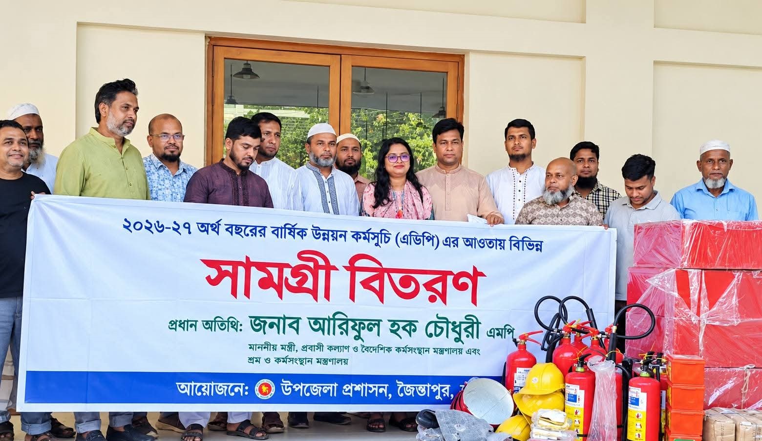 জৈন্তাপুরের চার বাজারে বর্জ্য ব্যবস্থাপনার ভ্যানগাড়ি ও অগ্নিনির্বাপক সরঞ্জাম বিতরণ