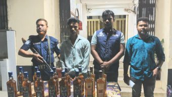 গোয়াইনঘাট থানা পুলিশের অভিযান, দুই ব্যাগভর্তি ভারতীয় মদসহ রাজু নামে এক ব্যক্তি আটক