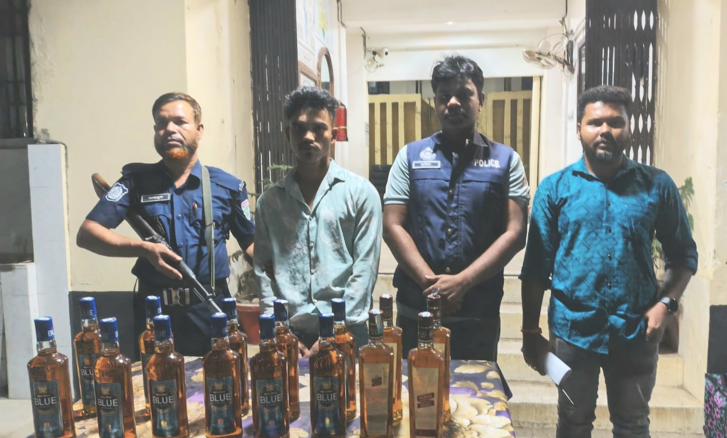 গোয়াইনঘাট থানা পুলিশের অভিযান, দুই ব্যাগভর্তি ভারতীয় মদসহ রাজু নামে এক ব্যক্তি আটক